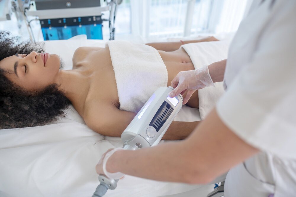 Co to jest liposukcja kawitacyjna – jak działa zabieg?